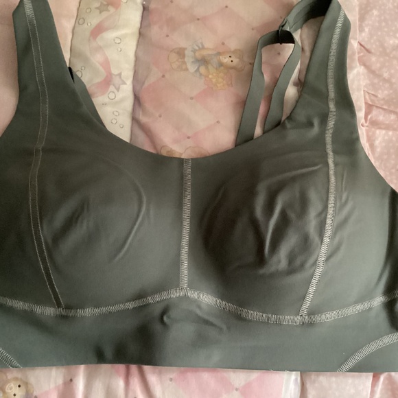 2 Gymshark- STITCH FEATURE SPORTS BRA Medium Support - Picture 3 of 8